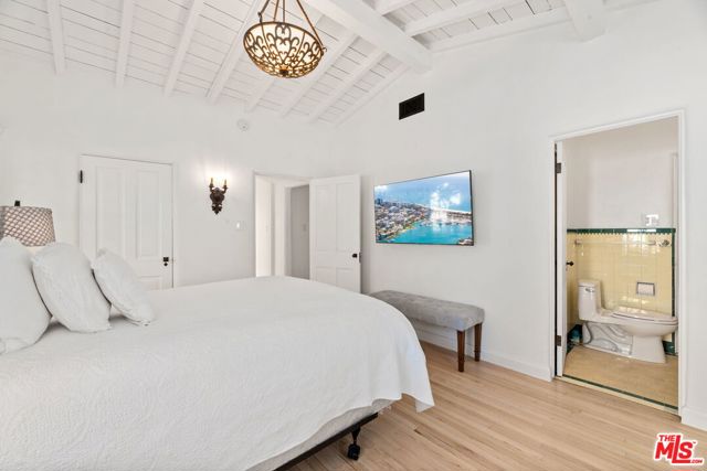 22416 Pacific Coast Highway, Malibu CA: https://media.crmls.org/mediaz/08eb10e9-c91e-4758-b4c9-c18ea37aa457.jpg