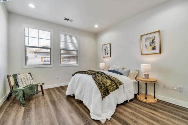 4222 Clarinbridge Cir, Dublin CA: https://media.crmls.org/mediaz/08eb8c8a-33bf-49d3-8f2e-4446f3d96253.jpg