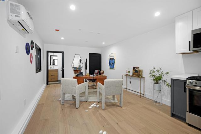 5229 Miles Ave, Oakland CA: https://media.crmls.org/mediaz/08ec826d-c04f-498b-8bf6-f2dd3b98f862.jpg