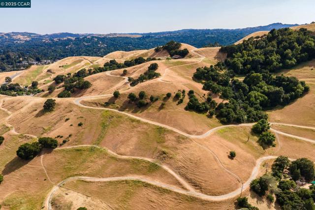 3402 Goyak Dr, Lafayette CA: https://media.crmls.org/mediaz/08eca456-a191-4089-b227-ed25e7ab523b.jpg