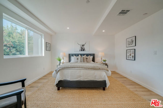 739 N Mariposa Avenue, Los Angeles CA: https://media.crmls.org/mediaz/08ed3549-7588-46cd-bf8f-62a617c08e48.jpg