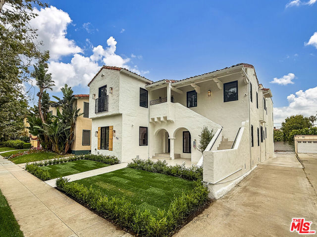 150 N Arnaz Drive, Beverly Hills CA: https://media.crmls.org/mediaz/08ed577a-c7ae-45e5-a38a-a6468120d51f.jpg