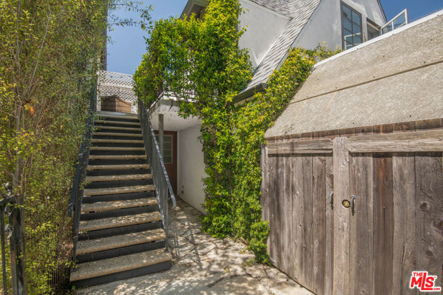 921 16th Street, Santa Monica CA: https://media.crmls.org/mediaz/08edb79d-527b-46b3-a276-37b7eb4efa7c.jpg