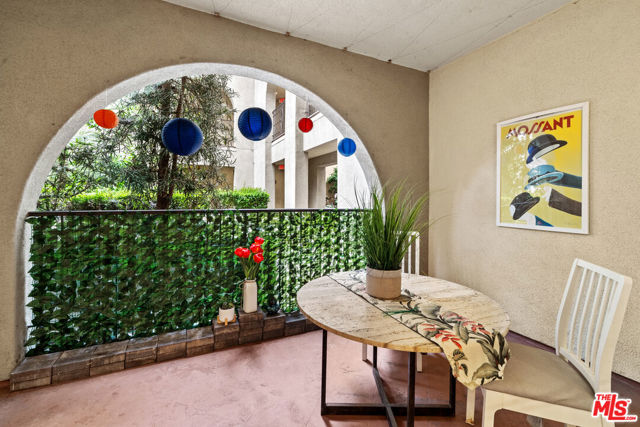 12975 Agustin Place, Playa Vista CA: https://media.crmls.org/mediaz/08ee072b-1aa1-4bdd-b89c-a1ec4abf4647.jpg