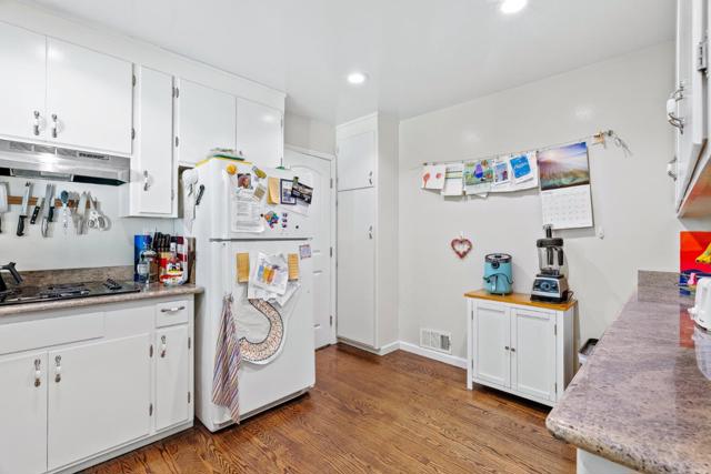 810 Cambridge Avenue, Menlo Park CA: https://media.crmls.org/mediaz/08ee31bc-5c3b-4d3b-8ddd-af66e2f0027d.jpg