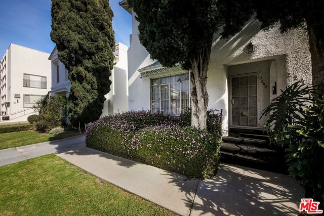 224 S Gale Drive, Beverly Hills CA: https://media.crmls.org/mediaz/08eedc7e-8d34-4ae6-9701-9a673c880e88.jpg