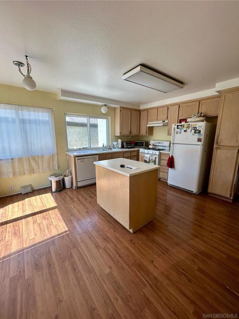 10828 Lamentin Ct, San Diego CA: https://media.crmls.org/mediaz/08ef8ff2-2748-4800-b77d-2ade2634f696.jpg