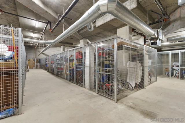 1040 Genter St, La Jolla CA: https://media.crmls.org/mediaz/08ef9278-a374-4e47-9189-4365c14a910e.jpg