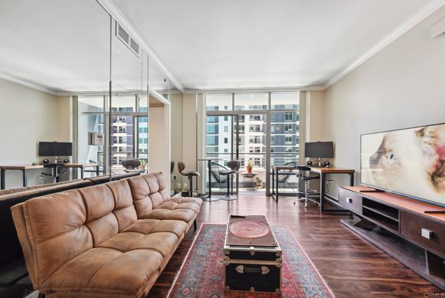 425 W Beech Street, San Diego CA: https://media.crmls.org/mediaz/08f03148-f553-4781-9cfc-6004d82a96d6.jpg