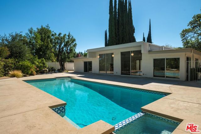 4207 Michelangelo Avenue, Woodland Hills CA: https://media.crmls.org/mediaz/08f173e3-532f-4f2c-ad68-cfedb7b90510.jpg