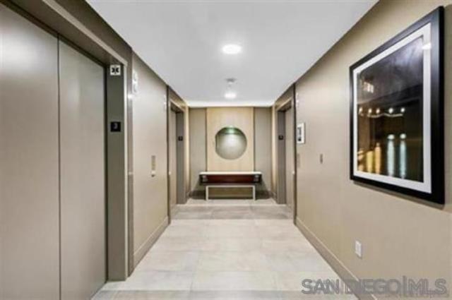 1240 India St, San Diego CA: https://media.crmls.org/mediaz/08f18855-3a6e-48d7-8cb3-8e48fdc8770d.jpg