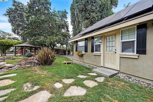 6745 Alisal St, Pleasanton CA: https://media.crmls.org/mediaz/08f1893b-1909-46fd-aba7-e0df2e8e05d2.jpg