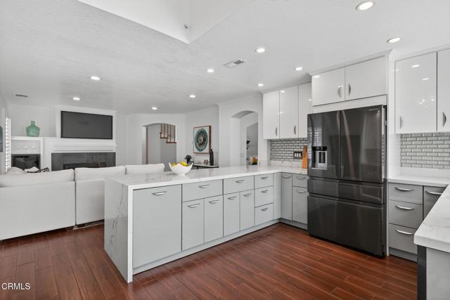 676 Pacific Cove Drive, Port Hueneme CA: https://media.crmls.org/mediaz/08f28f57-02a8-4b07-a54b-579ff94f61a1.jpg