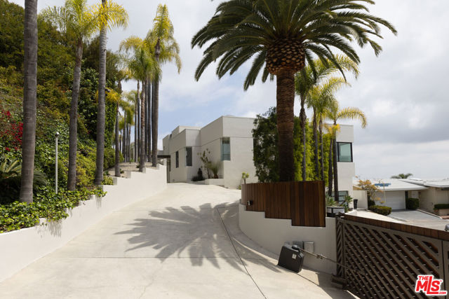 9405 Sierra Mar Place, Los Angeles CA: https://media.crmls.org/mediaz/08f33297-4ddd-41d1-889f-ef05c032c941.jpg