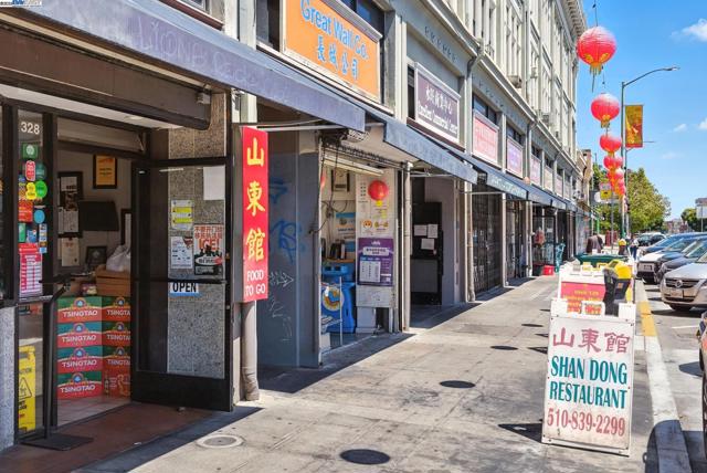 989 Webster, Oakland CA: https://media.crmls.org/mediaz/08f4027c-f92a-4d4e-8645-7412ef0be063.jpg
