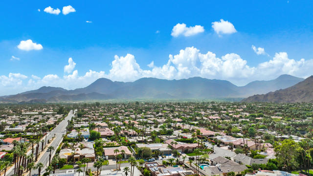 72550 Greenbriar Lane, Palm Desert CA: https://media.crmls.org/mediaz/08f564de-3a81-4608-a179-0a1420728ad5.jpg