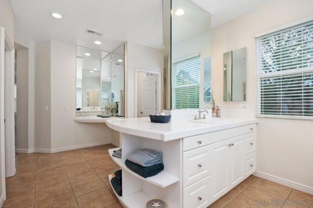 4772 Sunset Heights Ct, San Diego CA: https://media.crmls.org/mediaz/08f5ddd6-833a-4eb9-a5c8-94b7c4561142.jpg