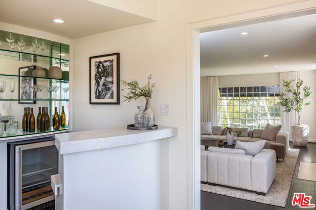 1600 Summitridge Drive, Beverly Hills CA: https://media.crmls.org/mediaz/08f5ea15-11f5-4328-b605-87d2dc83343d.jpg