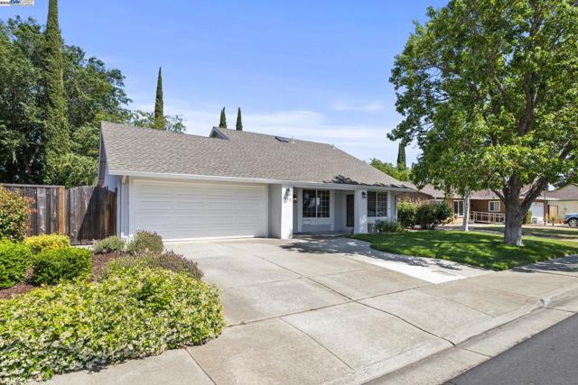 771 Hagemann Dr, Livermore CA: https://media.crmls.org/mediaz/08f6d1e6-58e8-4375-b5d6-d251f62e3f71.jpg