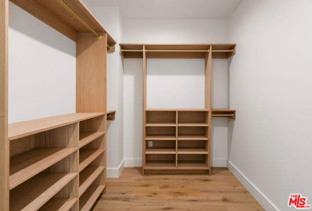 1008 Oakwood Avenue, Venice CA: https://media.crmls.org/mediaz/08f789c5-3bfd-4b22-bacd-33e69c564f6c.jpg