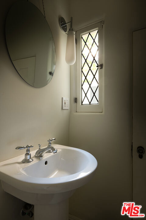 3756 Effingham Place, Los Angeles CA: https://media.crmls.org/mediaz/08f7c66b-bc52-465d-865c-9cf3ff5016d4.jpg