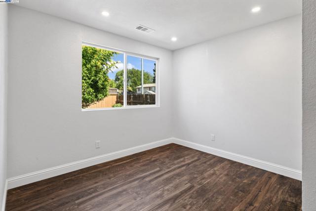 4189 Ogden Dr, Fremont CA: https://media.crmls.org/mediaz/08f7e7a4-e215-4083-b727-620d7bb63ff6.jpg