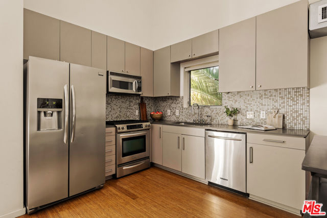 7062 Hawthorn Avenue, Los Angeles CA: https://media.crmls.org/mediaz/08f86c6e-6810-4cb8-8826-b879dd698cf0.jpg