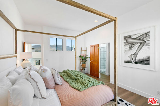 29221 Heathercliff Road, Malibu CA: https://media.crmls.org/mediaz/08fa9174-cffc-4d65-bb04-d96677e78ec0.jpg