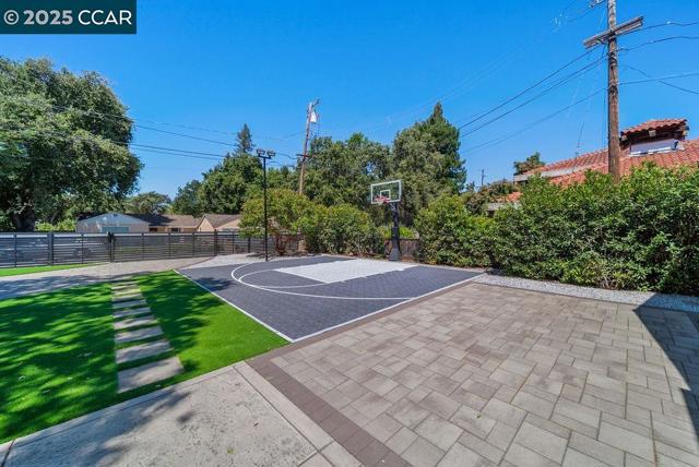 100 Alderwood Rd, Walnut Creek CA: https://media.crmls.org/mediaz/08fb1bc6-249f-4a3d-bb41-c5c0acfd00b6.jpg