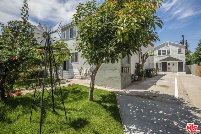 1827 W 24th Street, Los Angeles CA: https://media.crmls.org/mediaz/08fb413c-5658-4ab6-9bca-54e757d802d8.jpg