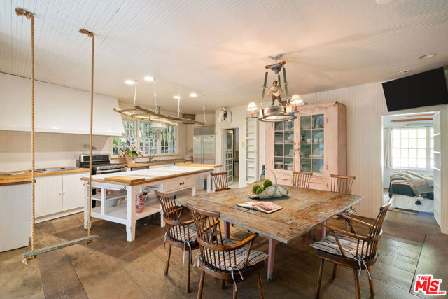 2020 Coldwater Canyon Drive, Beverly Hills CA: https://media.crmls.org/mediaz/08fb6016-2965-46ad-a440-09a5a442c558.jpg