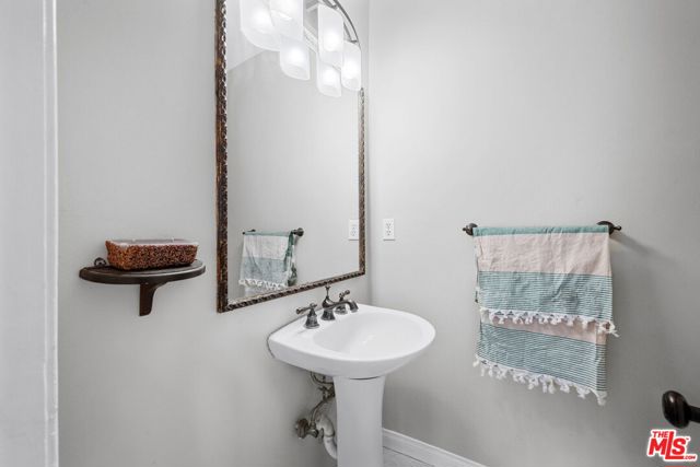 1225 Washington Avenue, Santa Monica CA: https://media.crmls.org/mediaz/08fb9f9b-0a70-46f9-97c2-97b5c4875f33.jpg