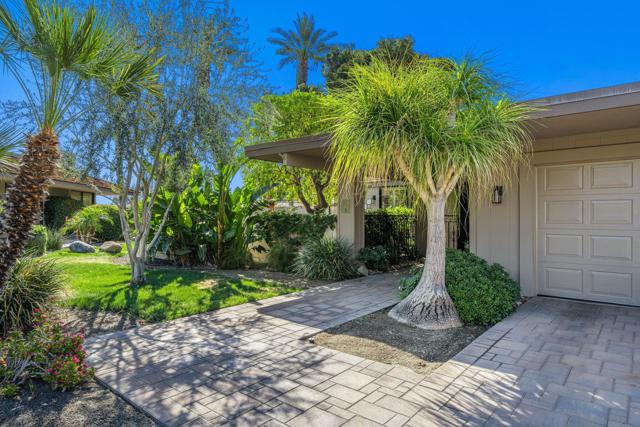 5 Seton Court, Rancho Mirage CA: https://media.crmls.org/mediaz/08fcfccd-eb56-4e8a-8243-bf91ea82a0f8.jpg