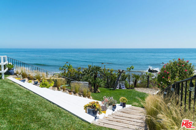32852 Pacific Coast Highway, Malibu CA: https://media.crmls.org/mediaz/08fdec1a-b092-4538-82c6-5001f4877342.jpg