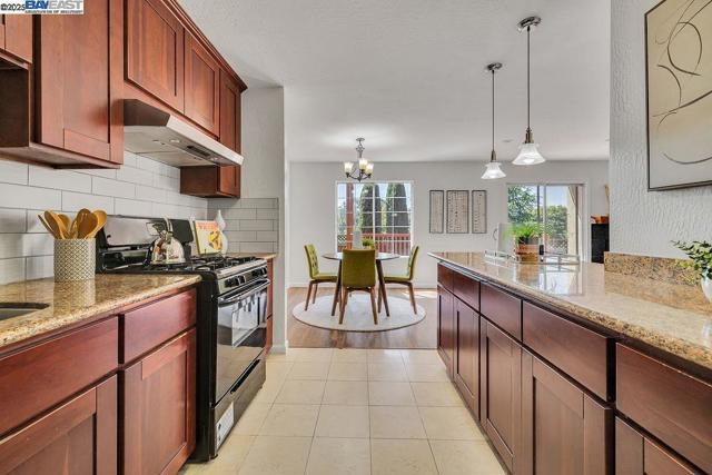 21917 Nugget Canyon Dr, Castro Valley CA: https://media.crmls.org/mediaz/08fe15e4-d6f2-43d1-b89b-2a01a4900a8d.jpg