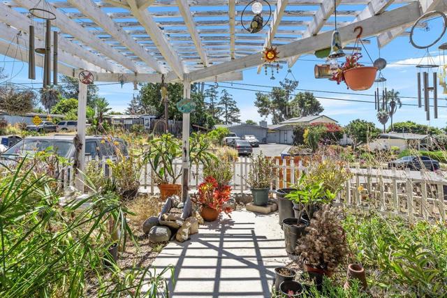 252 Santa Clara Dr, Vista CA: https://media.crmls.org/mediaz/08fe5688-fb7a-4bbf-afad-d003311677dd.jpg