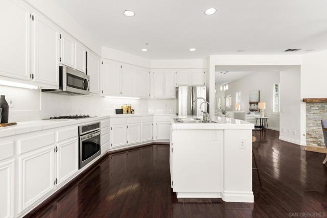 3083 Sprucewood Ln, Escondido CA: https://media.crmls.org/mediaz/08ffc6e5-8292-4d97-bf03-cf98c96d919c.jpg