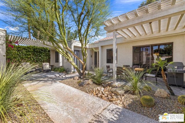 747 Inverness Drive, Rancho Mirage CA: https://media.crmls.org/mediaz/09008486-bd2b-4fb8-ac99-a9018b1aa2b8.jpg