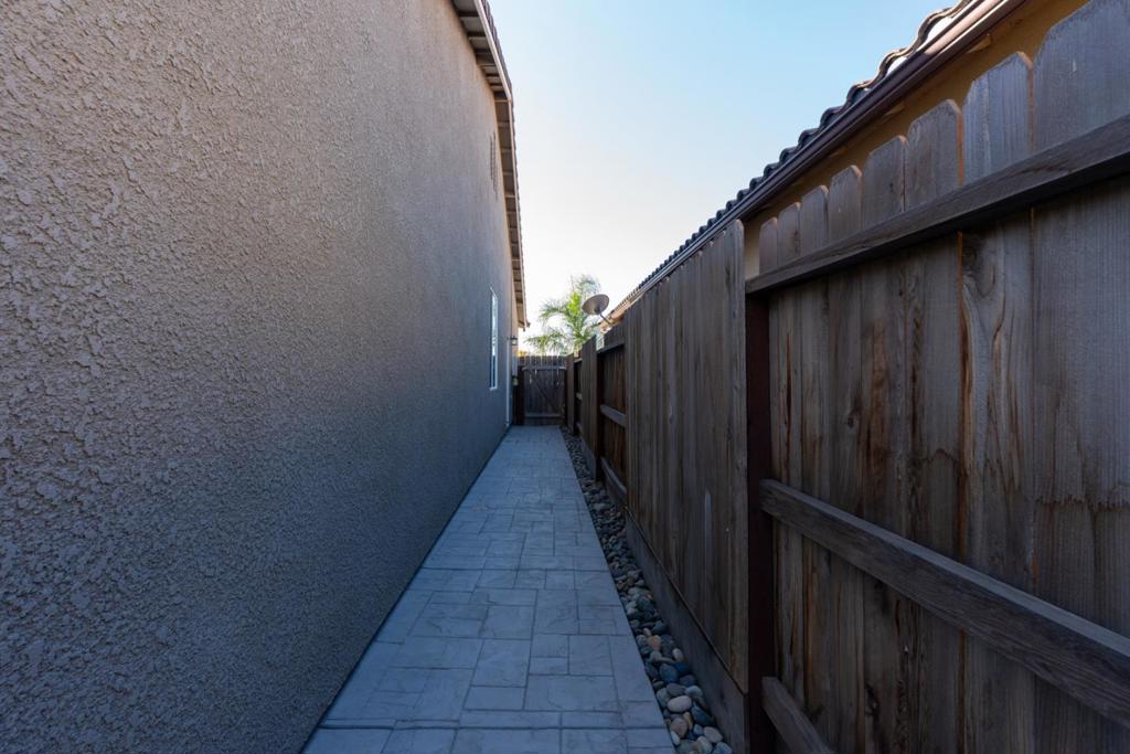 https://media.crmls.org/mediaz/0900b452-edb7-4420-b5e7-7056f703a16f.jpg?preset=X-Large