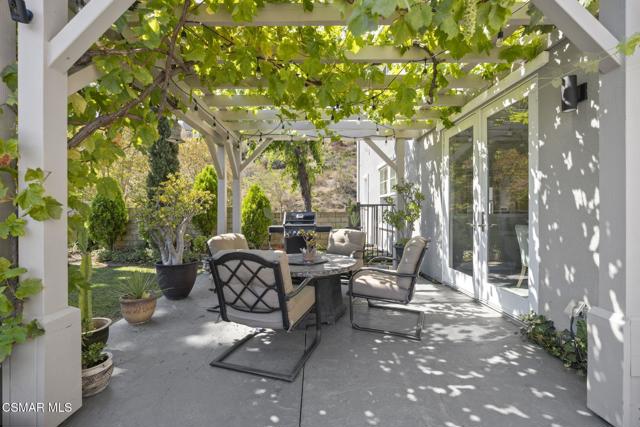 1915 Hazel Nut Court, Agoura Hills CA: https://media.crmls.org/mediaz/09019382-d384-444d-9846-fdc4188a0302.jpg