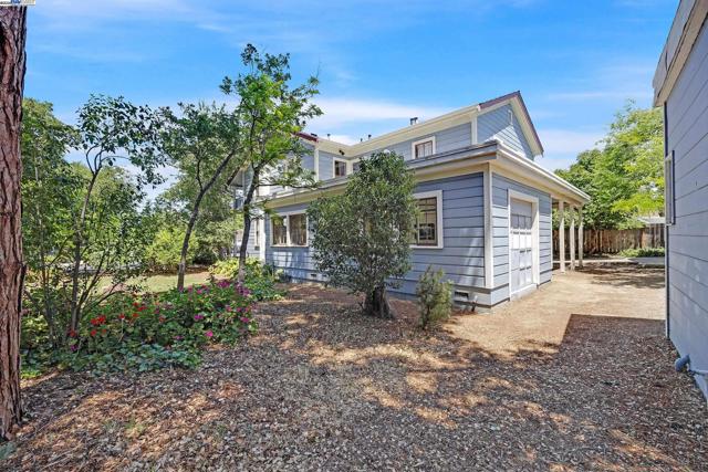 2211 College Avenue, Livermore CA: https://media.crmls.org/mediaz/090194d7-05cc-42ba-a808-61f383fbc5d0.jpg