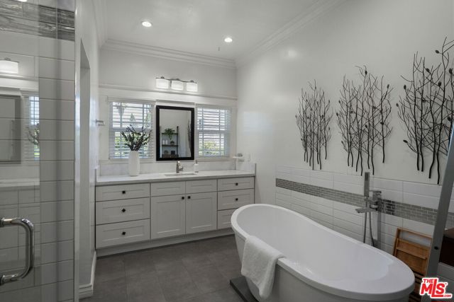 251 S Ardmore Avenue, Los Angeles CA: https://media.crmls.org/mediaz/090195d6-1688-4feb-8bb3-c53a65609a9a.jpg