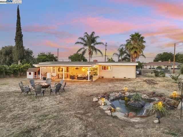 1941 Eden Plains Rd, Brentwood CA: https://media.crmls.org/mediaz/0901fa8e-f1dd-4093-9500-4a2b28fef553.jpg