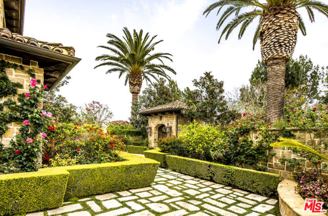 427 La Marina Drive, Camarillo CA: https://media.crmls.org/mediaz/09025c7a-45e2-4242-8038-2538736d077c.jpg