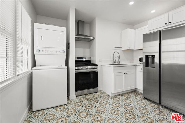 205 1/2 S Reeves Drive, Beverly Hills CA: https://media.crmls.org/mediaz/090302f6-749b-4329-886c-95af4c812ffa.jpg