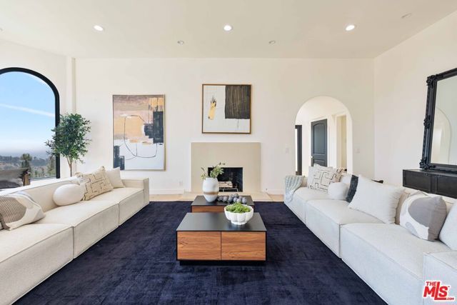 1648 Summitridge, Beverly Hills CA: https://media.crmls.org/mediaz/09039011-c71e-45e8-ba04-efc207db2002.jpg