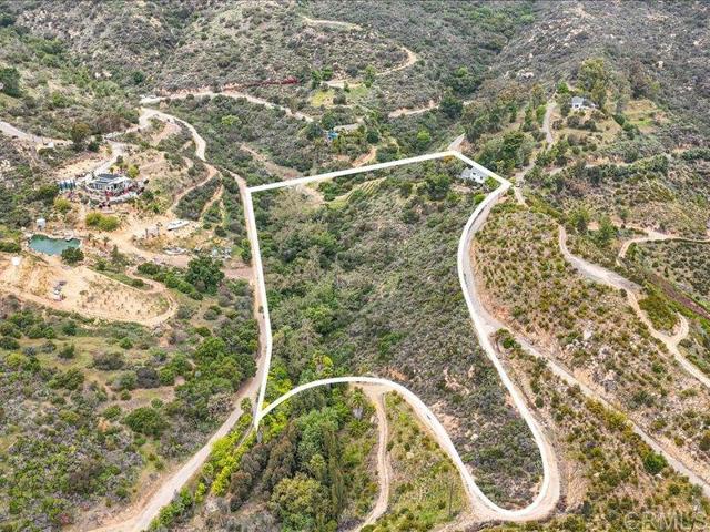 10071 Gomez Creek Road, Fallbrook CA: https://media.crmls.org/mediaz/09052035-d8a4-4382-8c00-f096ddfd26ae.jpg