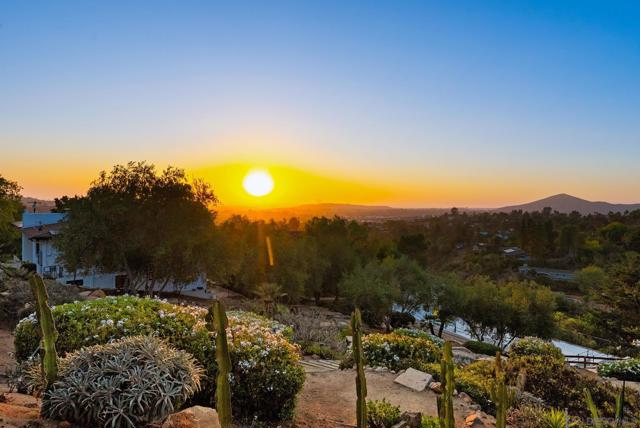 9586 Alto Dr, La Mesa CA: https://media.crmls.org/mediaz/090547ff-4619-4a36-b577-623a4b1dbf31.jpg