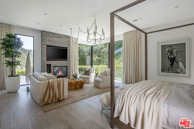 9852 San Circle, Beverly Hills CA: https://media.crmls.org/mediaz/09058f16-9fb6-4998-9d23-517fddd0c84c.jpg
