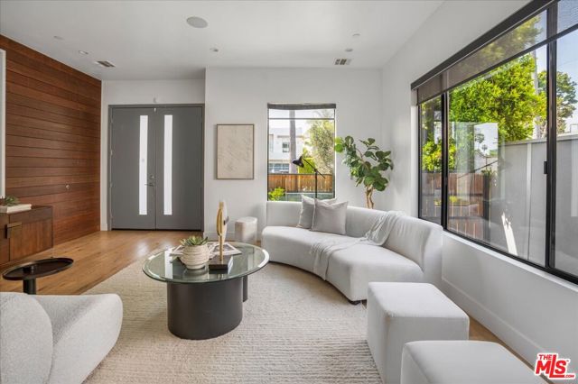 616 N FULLER Avenue, Los Angeles CA: https://media.crmls.org/mediaz/0905b146-ece4-438c-a83c-8e54fcabb49e.jpg